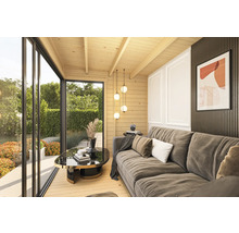 Helle Inneneinrichtung eines Gartenhauses mit Sofa, Glastisch und Schiebetür