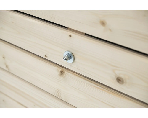 Detailansicht einer Holzfassade mit Befestigungselementen