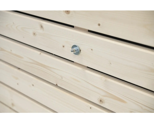 Holzfassade mit Schraube