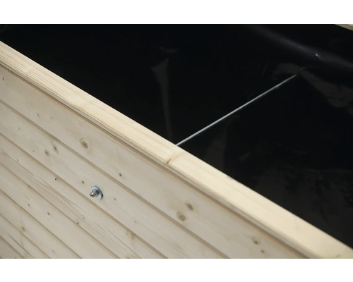 Detailansicht eines Hochbeets aus Holz mit schwarzer Innenfolie