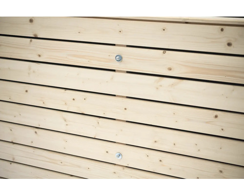 Detailansicht einer Holzwand mit horizontalen Brettern und Schrauben
