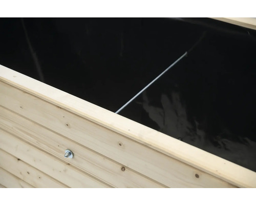 Detailansicht eines Hochbeets mit Holzrahmen und Folie