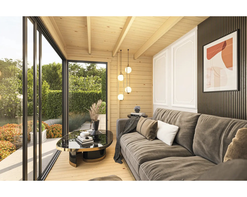 Helle Gartensauna mit Sofa, Tisch und Beleuchtung