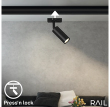 Schwarzer LED-Strahler an einer Deckenschiene mit ''Press''n lock''-Mechanismus