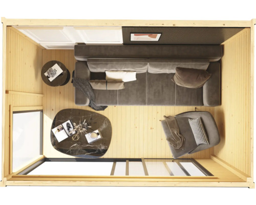 Innenraum eines Holzhauses mit Sofa, Sessel und Tischen