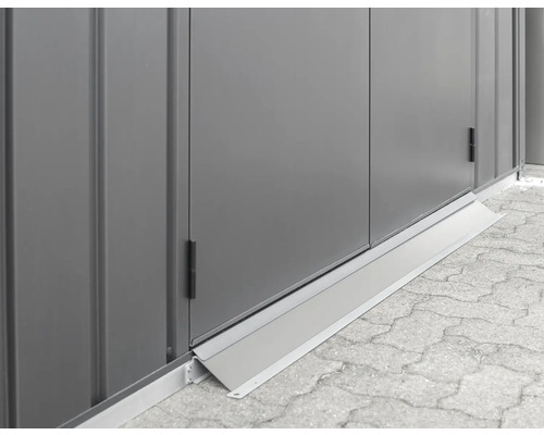 Detailansicht einer Metallgartenbox mit Rampe für den einfachen Zugang.