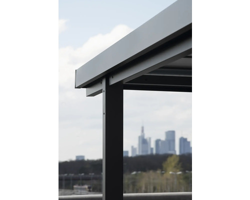 Detailansicht eines Terrassendachs aus Metall vor Stadtsilhouette