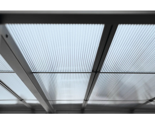 Detailansicht einer transparenten Terrassenüberdachung mit Aluminiumrahmen