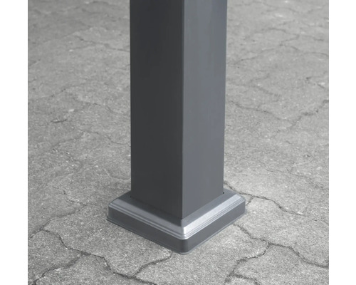 Detailansicht eines Pfostens mit Fußbefestigung.