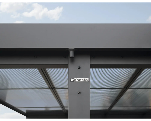 Detailansicht eines Pavillons mit Polycarbonatdach und Konsta Logo.