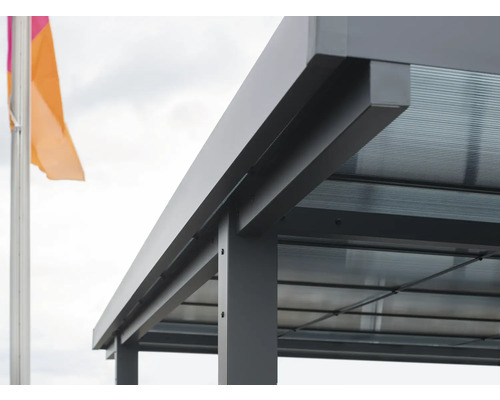 Detailansicht einer Terrassenüberdachung mit transparentem Dach