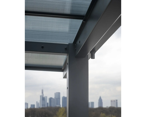 Detailansicht einer Terrassenüberdachung mit transparenten Elementen und einem Blick auf die Stadt.