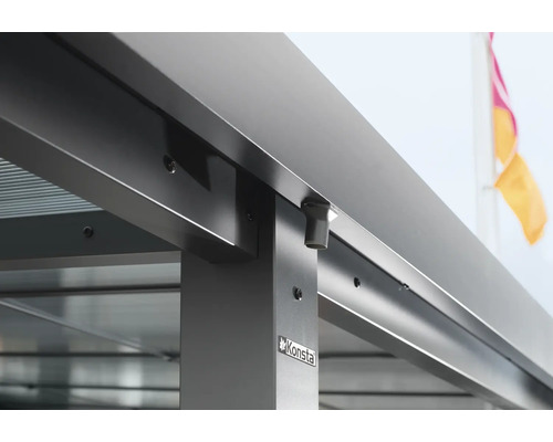 Detailansicht einer Terrassenüberdachung aus Metall mit Konsta Logo.