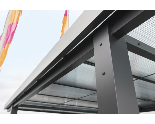 Detailansicht eines Carports mit Metallrahmen und lichtdurchlässigem Dach