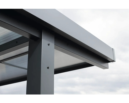 Detailansicht eines Terrassendachs mit Aluminiumrahmen und durchsichtiger Überdachung
