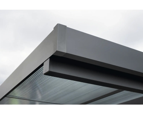 Detailansicht einer Terrassenüberdachung mit Aluminiumrahmen und transparentem Dach