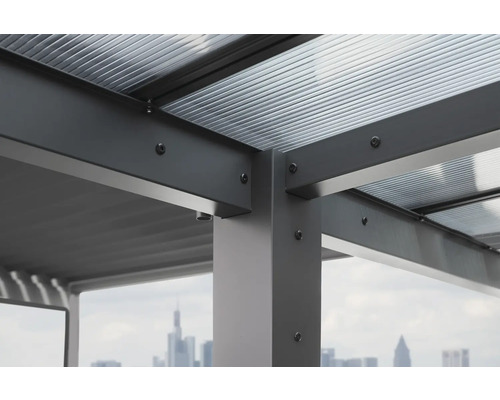 Detailansicht einer Terrassenüberdachung mit Aluminiumrahmen und durchsichtigem Dach