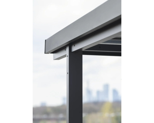 Detailansicht einer Terrassenüberdachung aus Aluminium mit Säulen und Rahmen