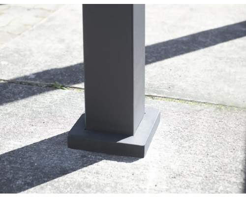 Detailansicht einer grauen Terrassenüberdachung Befestigung am Boden.