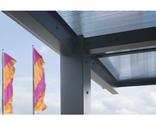 Detailansicht einer Terrassenüberdachung aus Metall mit transparentem Dach