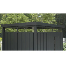 Gartenschrank mit Tür und Glasoberlicht vor Bäumen