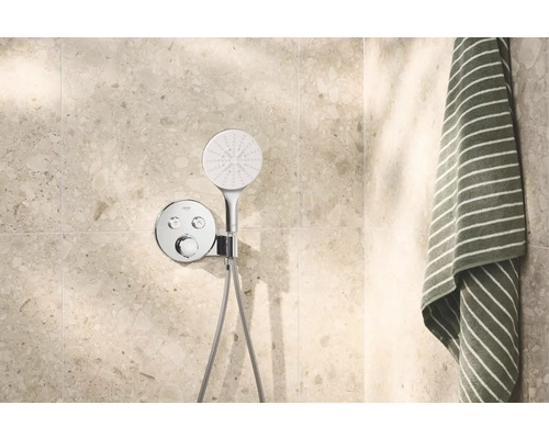 Aufputz Duscharmatur mit Handbrause an der Wand montiert