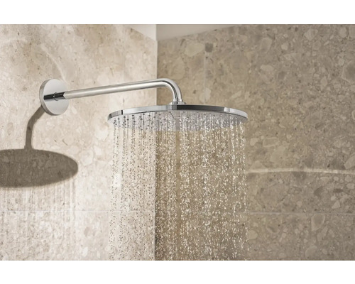 Regendusche mit Wasserstrahl im Badezimmer