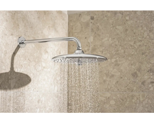 Regendusche mit Wasserstrahl an der Wand montiert.