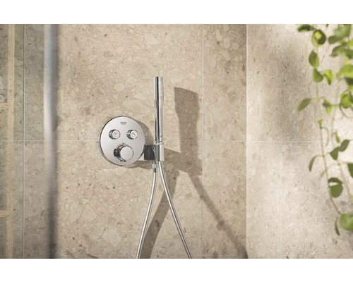 Duscharmatur mit Handbrause an einer gefliesten Wand