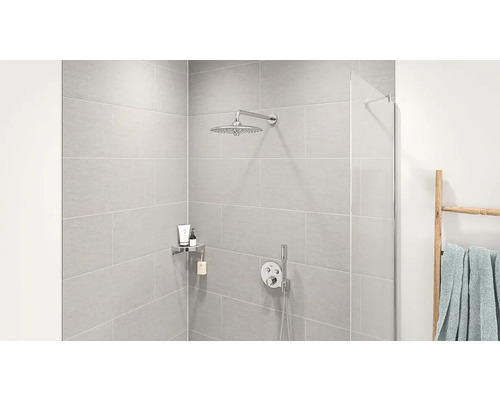 Duschkabine mit Regendusche, Armatur, Ablage und Handtuchleiter