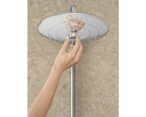 Regenbrause mit Hand beim Einstellen des Duschkopfes