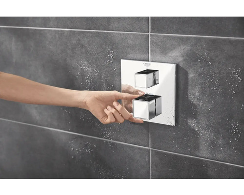 Frau bedient Grohe Armatur im Badezimmer