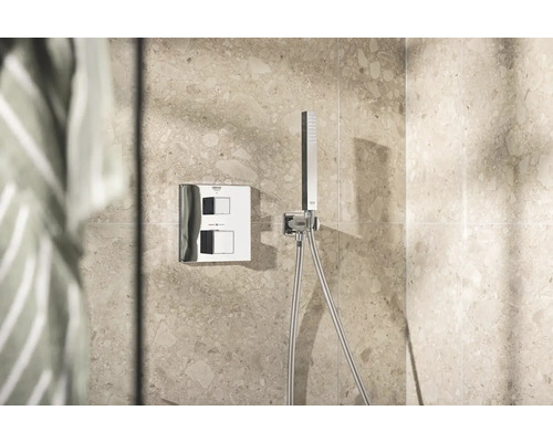 Duscharmatur mit Kopfbrause an einer Wand