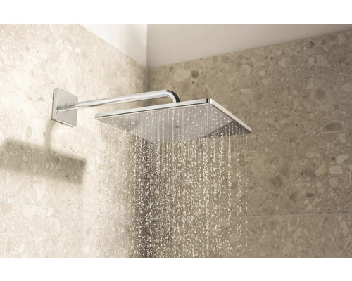 Quadratischer Duschkopf mit Wasserstrahl im Badezimmer