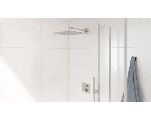 Modernes Badezimmer mit quadratischer Regendusche und Duschabtrennung