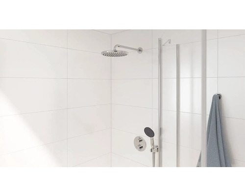 Duschkabine mit Kopfbrause, Handbrause und Handtuch