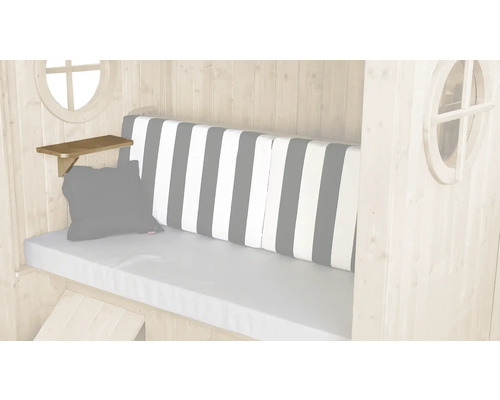 Innenansicht eines Spielhauses mit Regal und Sitzkissen