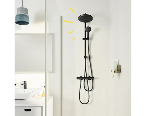 Badezimmer mit schwarzer Duscharmatur mit Kopf- und Handbrause