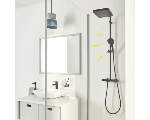 Badezimmer mit Waschtisch, Spiegel und Duschsäule