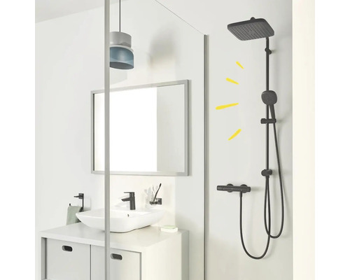 Badezimmer mit Waschbecken, Spiegel und Duschsäule