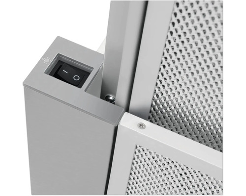 Detailansicht einer Dunstabzugshaube mit Schalter und Metallfilter