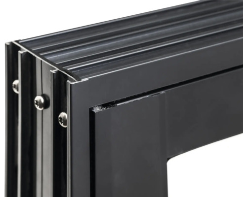 Detailaufnahme eines Fensterrahmens aus Metall