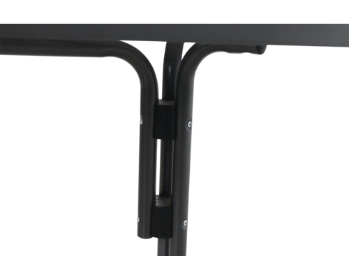 Detailaufnahme der Metallverbindung eines Pavillons mit Schrauben