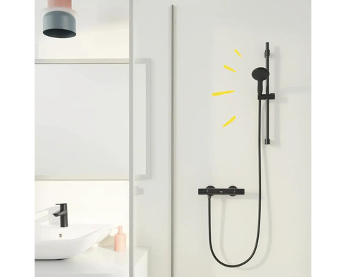 Schwarze Duschgarnitur mit Brausestange und Thermostat im Badezimmer.