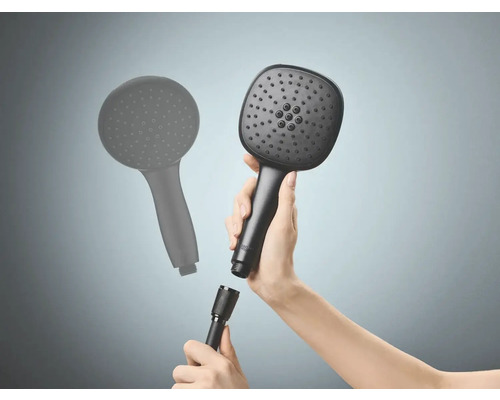 Handbrause mit Brauseschlauch und verschiedenen Strahlarten in der Hand gehalten