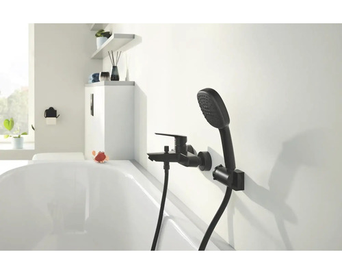 Badezimmer mit schwarzer Badewannenarmatur mit Brause