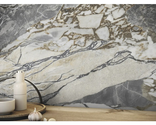 Großformatige Keramikfliese mit Marmoroptik als Wandverkleidung