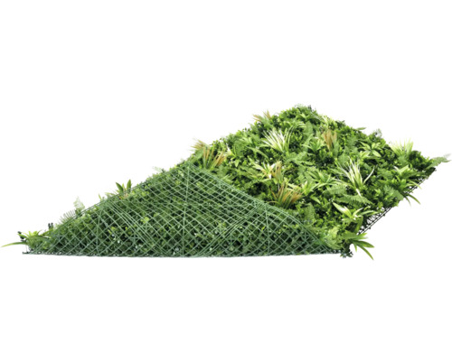 Kunstrasenmatte mit verschiedenen Kunstpflanzen