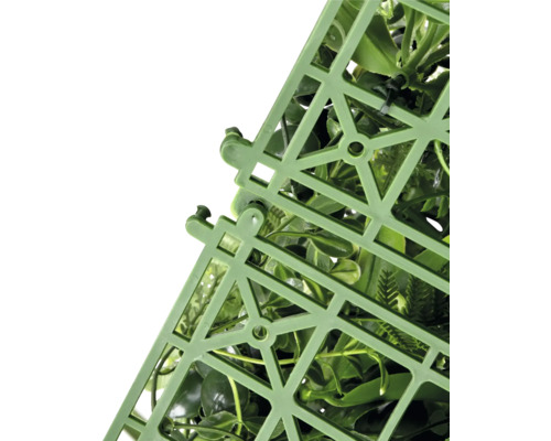 Detailansicht einer grünen künstlichen Pflanzenwand mit Kunststoffgitter