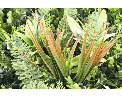 Künstliche Pflanzenwand mit verschiedenen Gräsern und Farnen